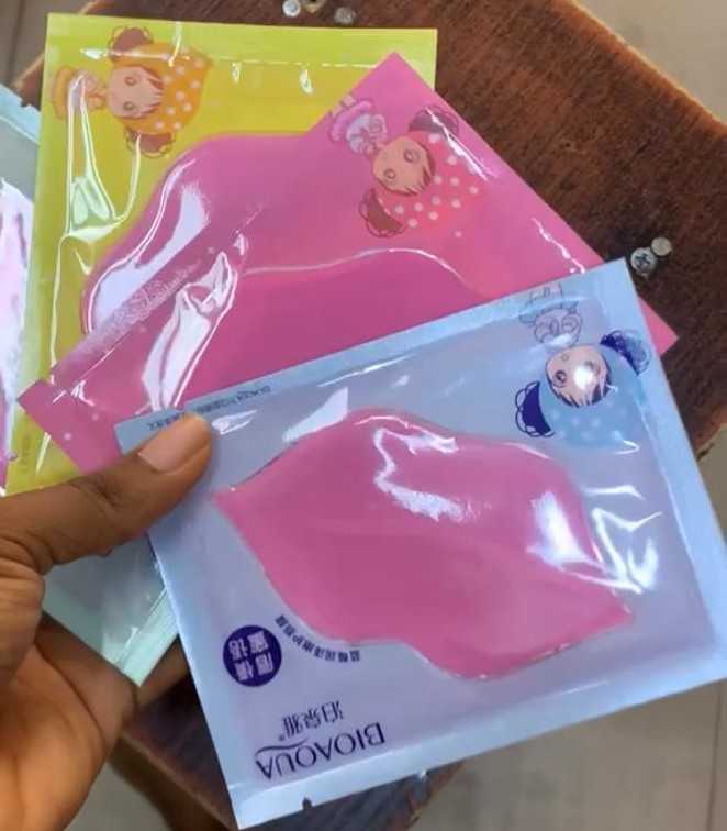 Moisturizing lip masks 