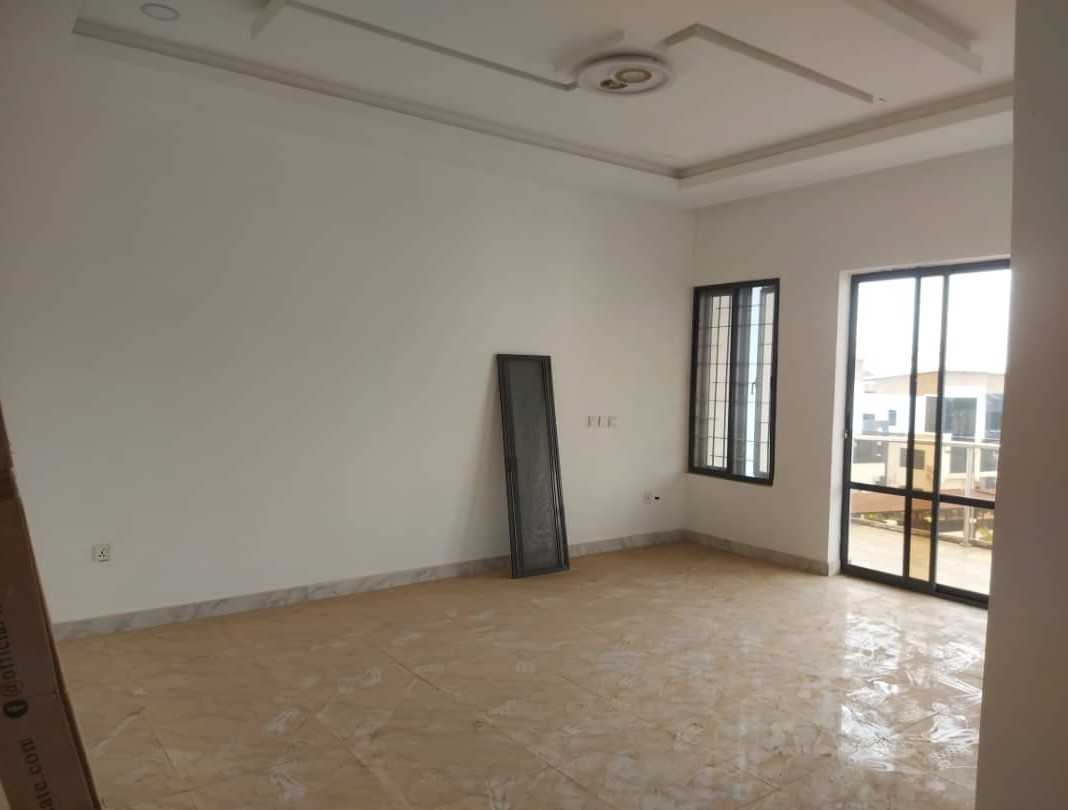 5 bedrooms semi detached duplex with bq