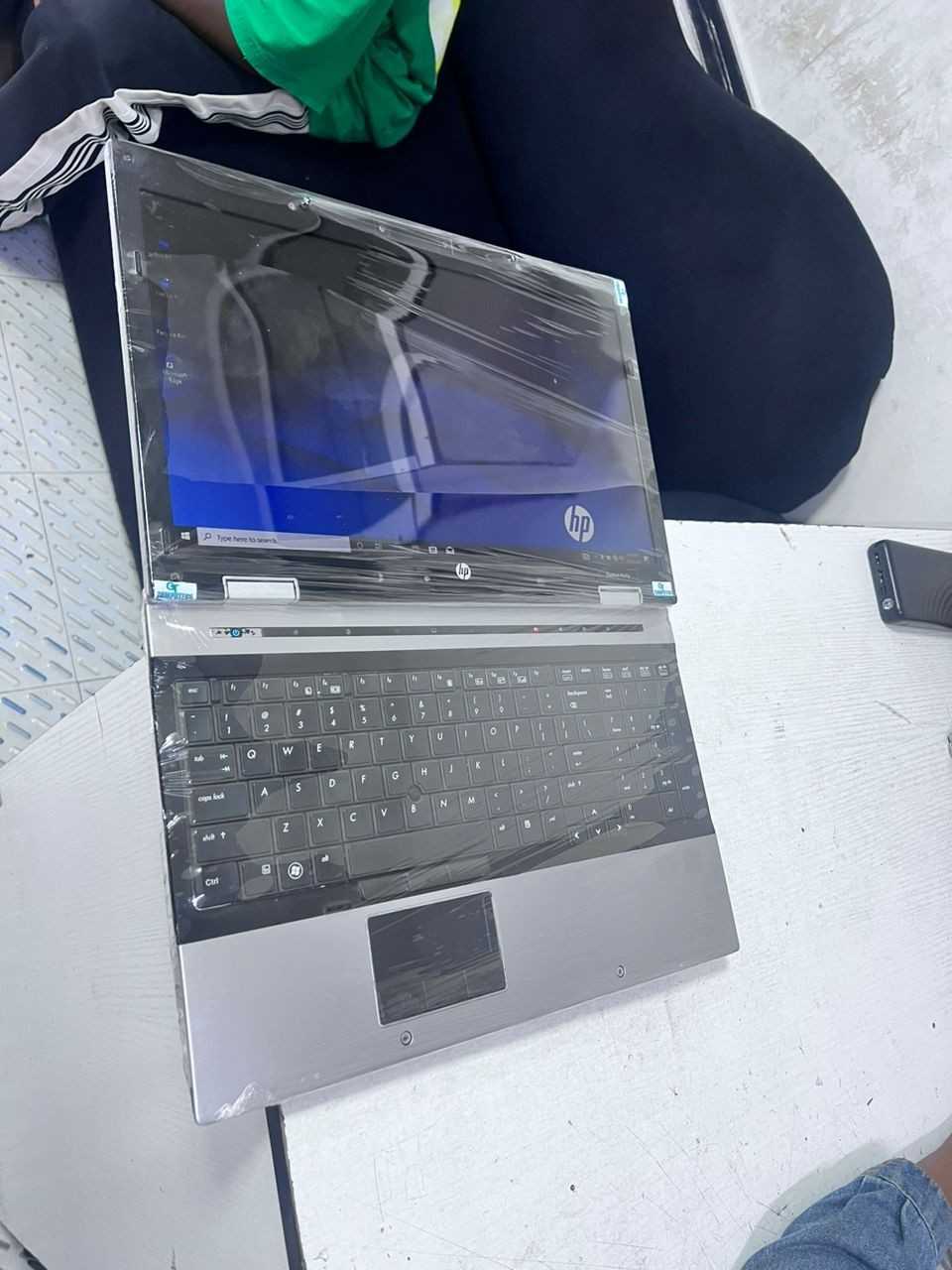 HP laptop 4gig ram 320gig space core i5