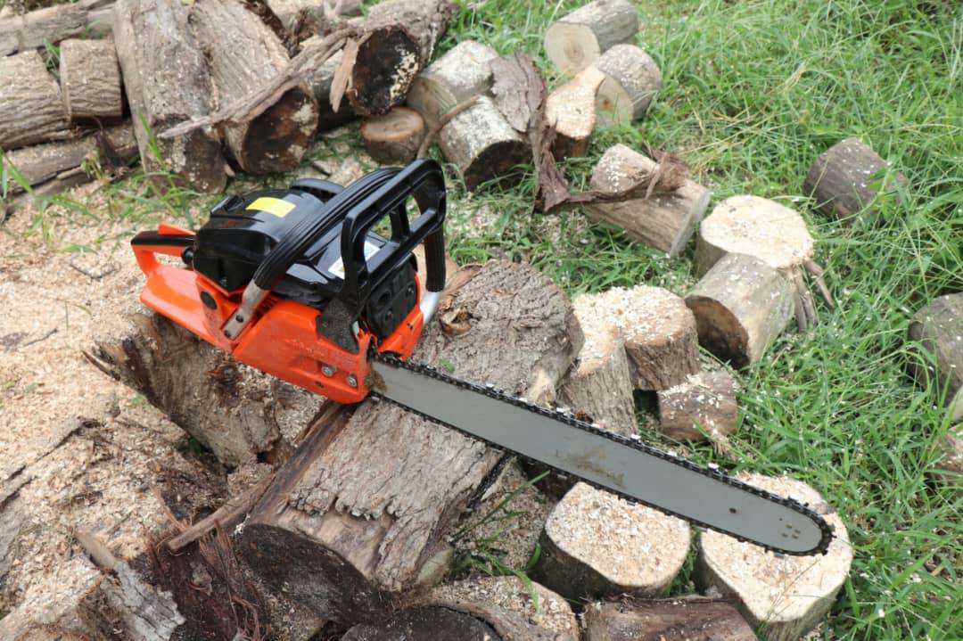 CHAINSAW MACHINE 