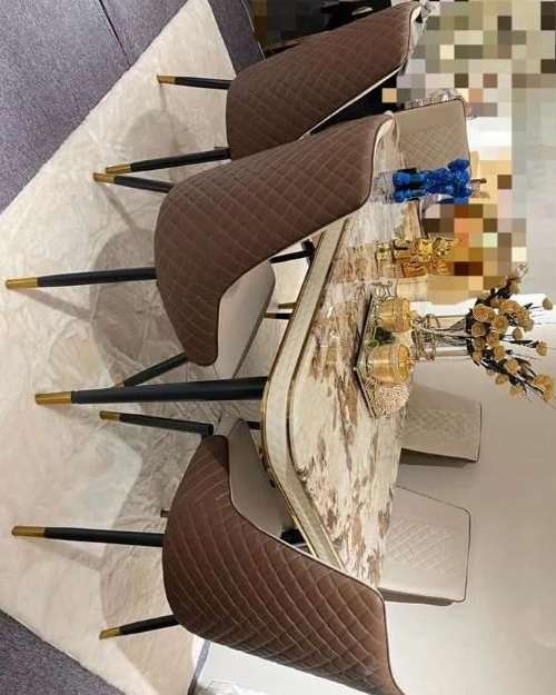 Dining table by 6 seaters 
