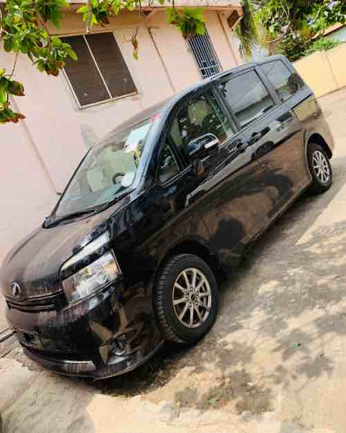 TOYOTA VOXY 2011