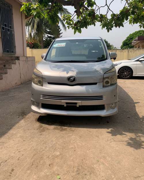 Toyota Voxy 2010