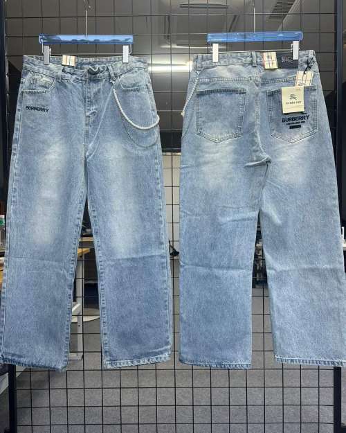 Baggy jeans 
