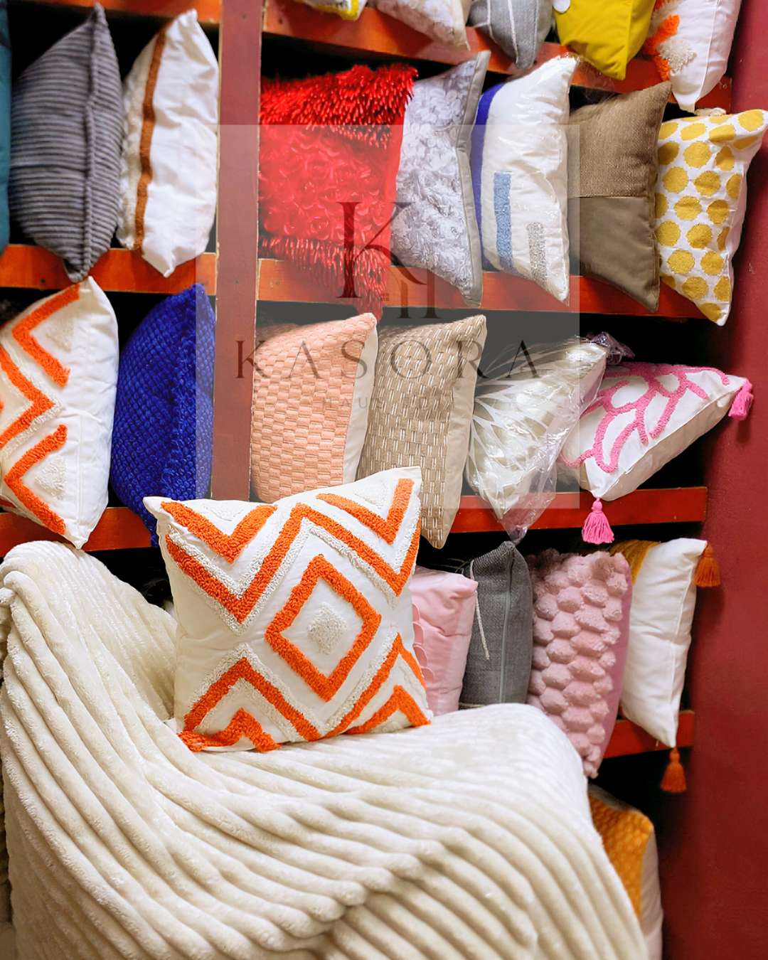 Decorative throw pillow 