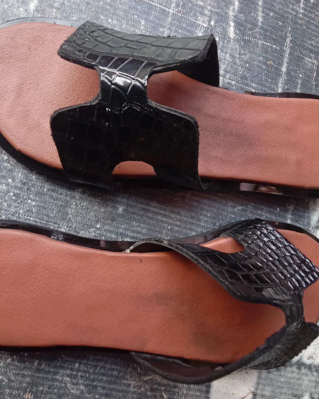 Unisex Crocodile Print Slides