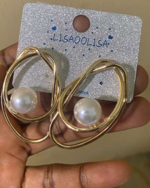 Metal pearl earring 