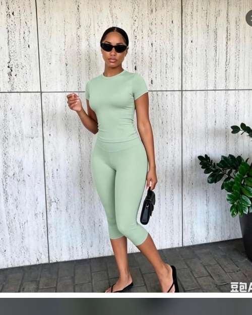 Women's Short Sleeve Top and Capri Leggings Set