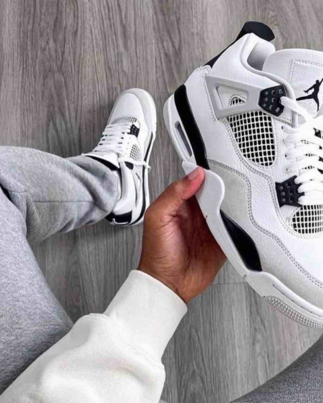 Jordan 4 Retro Sneakers