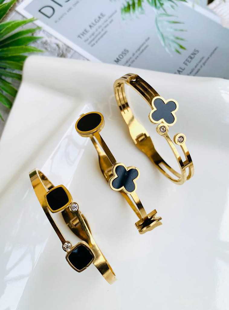 Bracelets, necklaces, earrings 