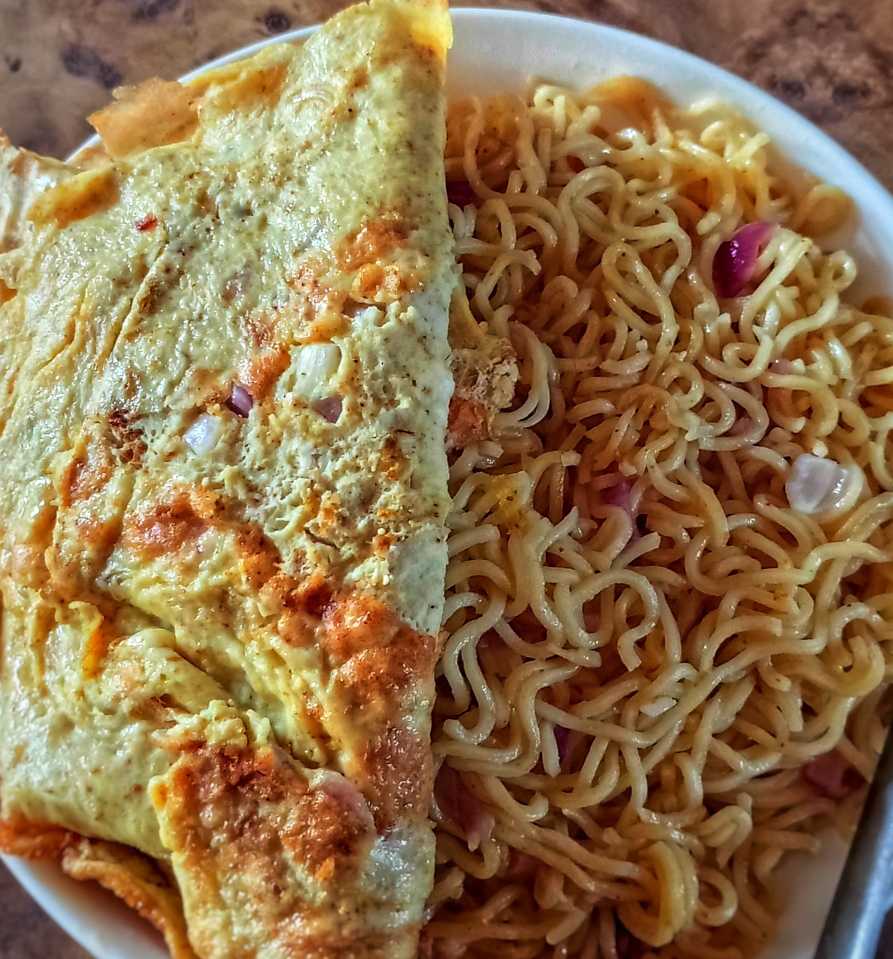 Eggs with Noddles 